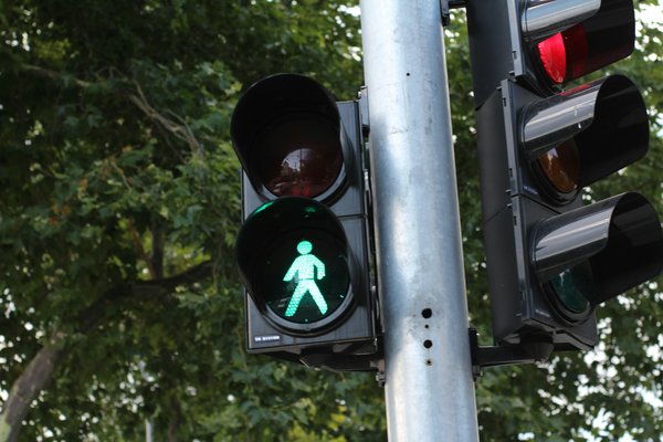 What is the procedure for reporting a malfunctioning traffic light in the UK?